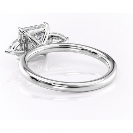 Inel de logodnă Blanche din aur Alb 14kt cu moissanite tăietură princess – Montură cu trei pietre rafinată pentru profil înalt | Personalizează și configurează gratuit online [3]