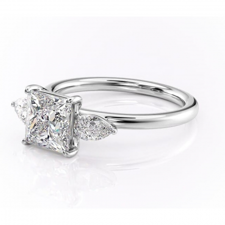 Inel de logodnă Blanche din aur Alb 14kt cu moissanite tăietură princess – Montură cu trei pietre rafinată pentru profil înalt | Personalizează și configurează gratuit online [6]