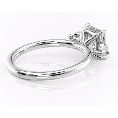 Inel de logodnă Blanche din aur Alb 14kt cu moissanite tăietură princess – Montură cu trei pietre rafinată pentru profil înalt | Personalizează și configurează gratuit online [2]