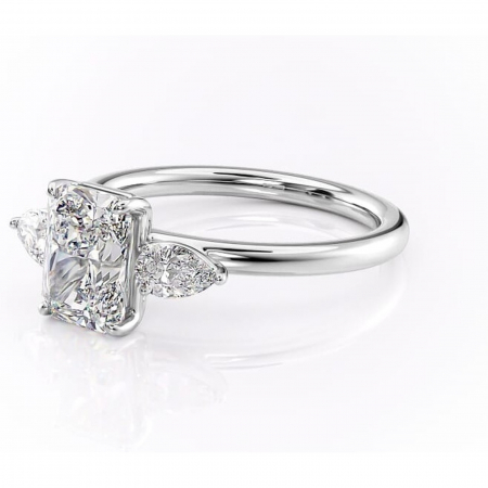 Inel de logodnă Blanche din aur Alb 18kt cu moissanite tăietură radiantă – Montură cu trei pietre rafinată pentru profil înalt | Personalizează și configurează gratuit online [6]