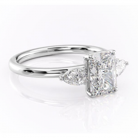 Radiantă - Inel de logodnă Blanche din aur Alb 14kt cu moissanite tăietură radiantă – Montură cu trei pietre rafinată pentru profil înalt | Personalizează și configurează gratuit online