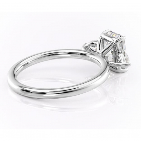 Inel de logodnă Blanche din aur Alb 18kt cu moissanite tăietură radiantă – Montură cu trei pietre rafinată pentru profil înalt | Personalizează și configurează gratuit online [2]
