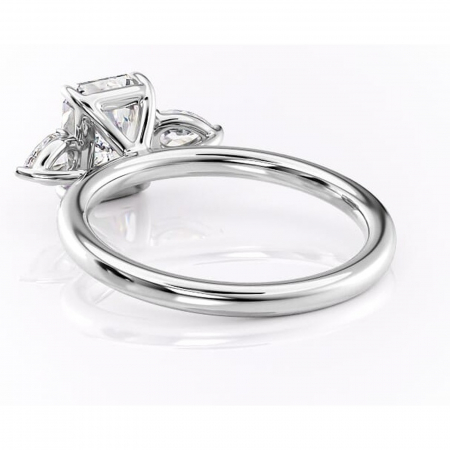 Inel de logodnă Blanche din aur Alb 18kt cu moissanite tăietură radiantă – Montură cu trei pietre rafinată pentru profil înalt | Personalizează și configurează gratuit online [3]