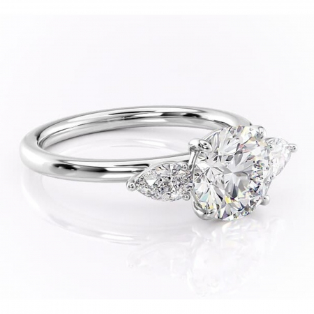 Trilogy - Inel de logodnă Blanche din aur Alb 14kt cu moissanite tăietură rotundă – Montură cu trei pietre rafinată pentru profil înalt | Personalizează și configurează gratuit online