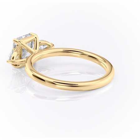 Inel de logodnă Blanche din aur Galben 14kt cu moissanite tăietură asscher – Montură cu trei pietre rafinată pentru profil înalt | Personalizează și configurează gratuit online [4]