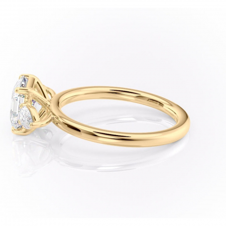 Inel de logodnă Blanche din aur Galben 14kt cu moissanite tăietură asscher – Montură cu trei pietre rafinată pentru profil înalt | Personalizează și configurează gratuit online [5]