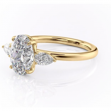 Inel de logodnă Blanche din aur Galben 18kt cu moissanite tăietură ovală – Montură cu trei pietre rafinată pentru profil înalt | Personalizează și configurează gratuit online [6]