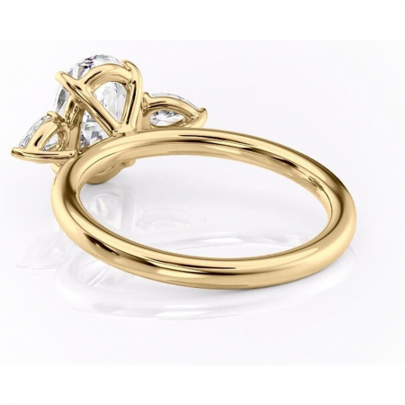 Inel de logodnă Blanche din aur Galben 18kt cu moissanite tăietură ovală – Montură cu trei pietre rafinată pentru profil înalt | Personalizează și configurează gratuit online [3]