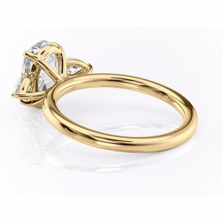 Inel de logodnă Blanche din aur Galben 18kt cu moissanite tăietură ovală – Montură cu trei pietre rafinată pentru profil înalt | Personalizează și configurează gratuit online [4]
