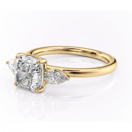 Inel de logodnă Blanche din aur Galben 14kt cu moissanite tăietură pernă – Montură cu trei pietre rafinată pentru profil înalt | Personalizează și configurează gratuit online [6]