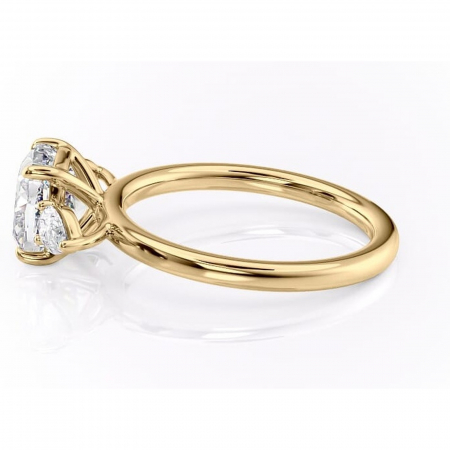 Inel de logodnă Blanche din aur Galben 14kt cu moissanite tăietură pernă – Montură cu trei pietre rafinată pentru profil înalt | Personalizează și configurează gratuit online [5]