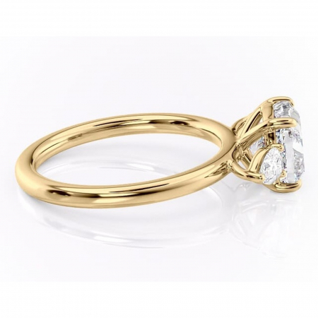 Inel de logodnă Blanche din aur Galben 14kt cu moissanite tăietură pernă – Montură cu trei pietre rafinată pentru profil înalt | Personalizează și configurează gratuit online [1]