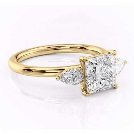 Aur galben - Inel de logodnă Blanche din aur Galben 18kt cu moissanite tăietură princess – Montură cu trei pietre rafinată pentru profil înalt | Personalizează și configurează gratuit online