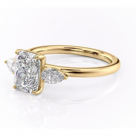 Inel de logodnă Blanche din aur Galben 18kt cu moissanite tăietură radiantă – Montură cu trei pietre rafinată pentru profil înalt | Personalizează și configurează gratuit online [6]