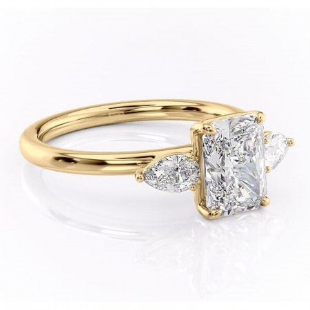 Aur galben - Inel de logodnă Blanche din aur Galben 18kt cu moissanite tăietură radiantă – Montură cu trei pietre rafinată pentru profil înalt | Personalizează și configurează gratuit online