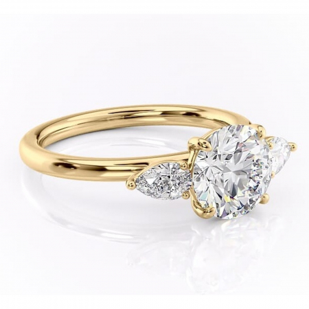 14K - Inel de logodnă Blanche din aur Galben 14kt cu moissanite tăietură rotundă – Montură cu trei pietre rafinată pentru profil înalt | Personalizează și configurează gratuit online