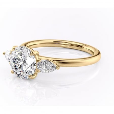 Inel de logodnă Blanche din aur Galben 14kt cu moissanite tăietură rotundă – Montură cu trei pietre rafinată pentru profil înalt | Personalizează și configurează gratuit online [6]