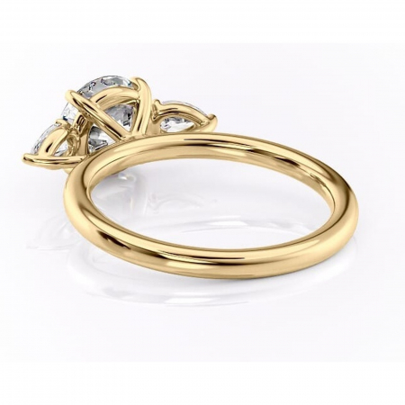 Inel de logodnă Blanche din aur Galben 14kt cu moissanite tăietură rotundă – Montură cu trei pietre rafinată pentru profil înalt | Personalizează și configurează gratuit online [3]
