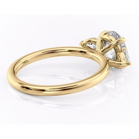 Inel de logodnă Blanche din aur Galben 14kt cu moissanite tăietură rotundă – Montură cu trei pietre rafinată pentru profil înalt | Personalizează și configurează gratuit online [2]