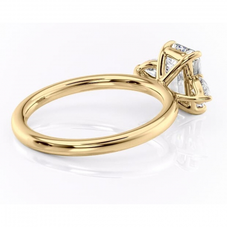 Inel de logodnă Blanche din aur Galben 18kt cu moissanite tăietură smarald – Montură cu trei pietre rafinată pentru profil înalt | Personalizează și configurează gratuit online [2]