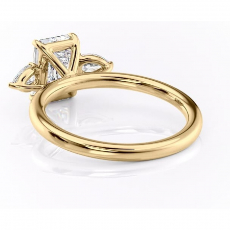 Inel de logodnă Blanche din aur Galben 18kt cu moissanite tăietură smarald – Montură cu trei pietre rafinată pentru profil înalt | Personalizează și configurează gratuit online [3]