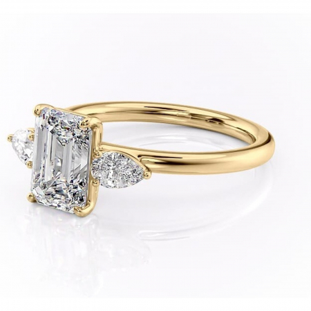 Inel de logodnă Blanche din aur Galben 18kt cu moissanite tăietură smarald – Montură cu trei pietre rafinată pentru profil înalt | Personalizează și configurează gratuit online [6]