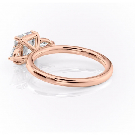 Inel de logodnă Blanche din aur Rose 18kt cu moissanite tăietură asscher – Montură cu trei pietre rafinată pentru profil înalt | Personalizează și configurează gratuit online [4]