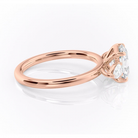 Inel de logodnă Blanche din aur Rose 18kt cu moissanite tăietură asscher – Montură cu trei pietre rafinată pentru profil înalt | Personalizează și configurează gratuit online [1]