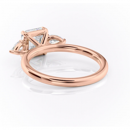 Inel de logodnă Blanche din aur Rose 18kt cu moissanite tăietură asscher – Montură cu trei pietre rafinată pentru profil înalt | Personalizează și configurează gratuit online [3]