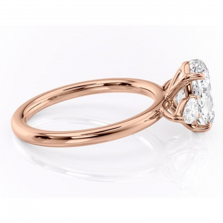Inel de logodnă Blanche din aur Rose 18kt cu moissanite tăietură ovală – Montură cu trei pietre rafinată pentru profil înalt | Personalizează și configurează gratuit online [1]
