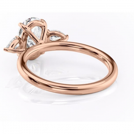 Inel de logodnă Blanche din aur Rose 18kt cu moissanite tăietură ovală – Montură cu trei pietre rafinată pentru profil înalt | Personalizează și configurează gratuit online [3]
