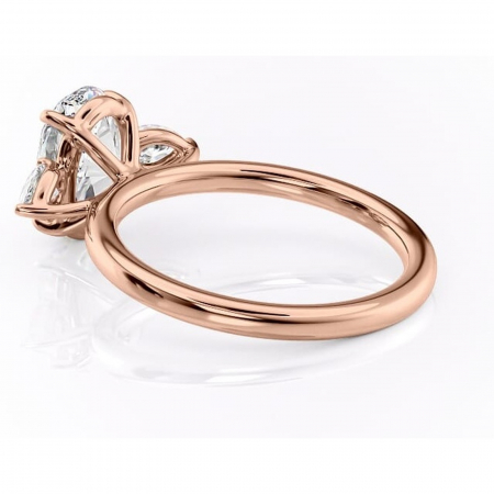 Inel de logodnă Blanche din aur Rose 18kt cu moissanite tăietură ovală – Montură cu trei pietre rafinată pentru profil înalt | Personalizează și configurează gratuit online [4]