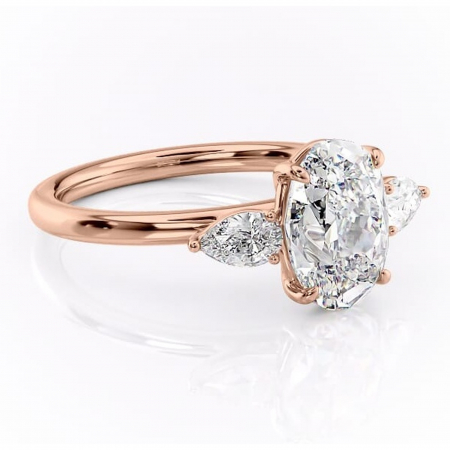 Trilogy - Inel de logodnă Blanche din aur Rose 18kt cu moissanite tăietură ovală – Montură cu trei pietre rafinată pentru profil înalt | Personalizează și configurează gratuit online