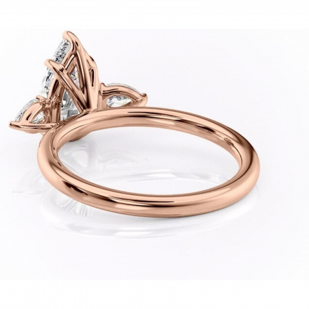 Inel de logodnă Blanche din aur Rose 14kt cu moissanite tăietură pară – Montură cu trei pietre rafinată pentru profil înalt | Personalizează și configurează gratuit online [3]