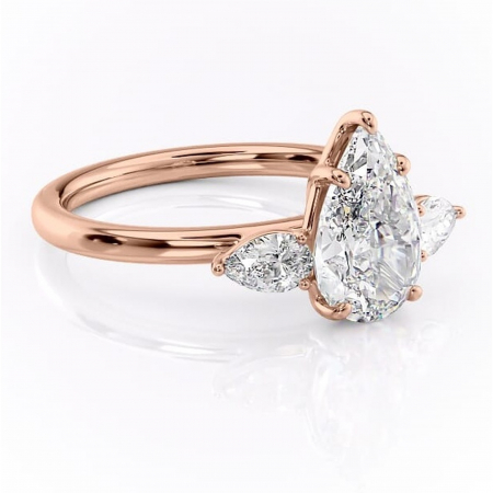 Pară - Inel de logodnă Blanche din aur Rose 18kt cu moissanite tăietură pară – Montură cu trei pietre rafinată pentru profil înalt | Personalizează și configurează gratuit online