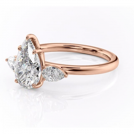 Inel de logodnă Blanche din aur Rose 14kt cu moissanite tăietură pară – Montură cu trei pietre rafinată pentru profil înalt | Personalizează și configurează gratuit online [6]