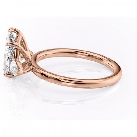 Inel de logodnă Blanche din aur Rose 14kt cu moissanite tăietură pară – Montură cu trei pietre rafinată pentru profil înalt | Personalizează și configurează gratuit online [5]