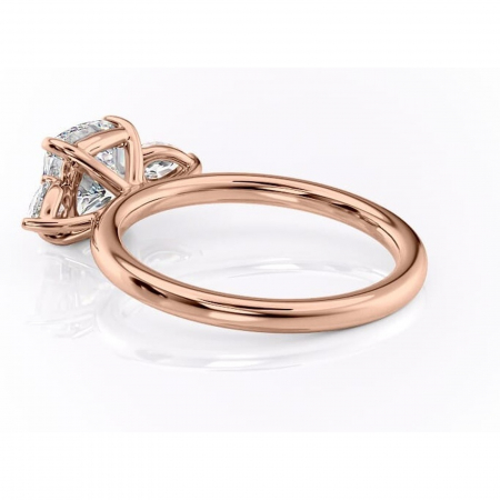 Inel de logodnă Blanche din aur Rose 14kt cu moissanite tăietură pernă – Montură cu trei pietre rafinată pentru profil înalt | Personalizează și configurează gratuit online [4]