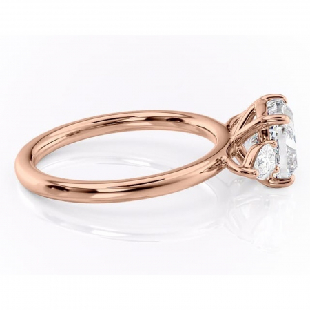 Inel de logodnă Blanche din aur Rose 14kt cu moissanite tăietură pernă – Montură cu trei pietre rafinată pentru profil înalt | Personalizează și configurează gratuit online [1]