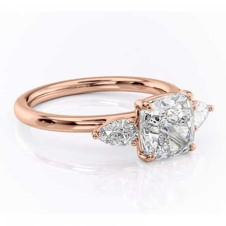 Pernă - Inel de logodnă Blanche din aur Rose 18kt cu moissanite tăietură pernă – Montură cu trei pietre rafinată pentru profil înalt | Personalizează și configurează gratuit online