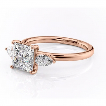 Inel de logodnă Blanche din aur Rose 14kt cu moissanite tăietură princess – Montură cu trei pietre rafinată pentru profil înalt | Personalizează și configurează gratuit online [6]