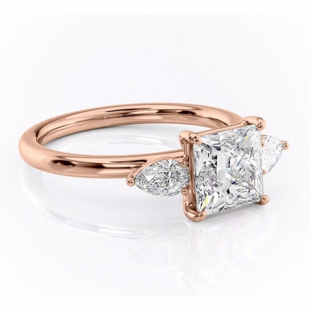 Princess - Inel de logodnă Blanche din aur Rose 18kt cu moissanite tăietură princess – Montură cu trei pietre rafinată pentru profil înalt | Personalizează și configurează gratuit online