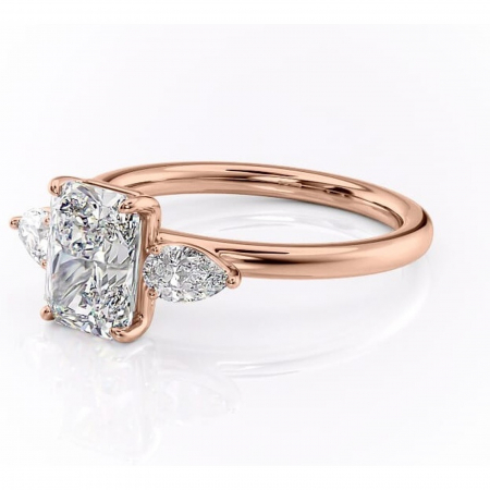 Inel de logodnă Blanche din aur Rose 14kt cu moissanite tăietură radiantă – Montură cu trei pietre rafinată pentru profil înalt | Personalizează și configurează gratuit online [6]
