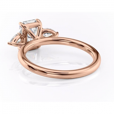 Inel de logodnă Blanche din aur Rose 14kt cu moissanite tăietură radiantă – Montură cu trei pietre rafinată pentru profil înalt | Personalizează și configurează gratuit online [3]