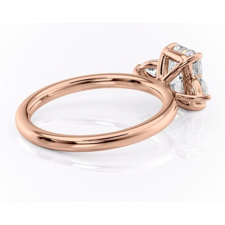 Inel de logodnă Blanche din aur Rose 14kt cu moissanite tăietură radiantă – Montură cu trei pietre rafinată pentru profil înalt | Personalizează și configurează gratuit online [2]