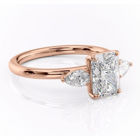 Radiantă - Inel de logodnă Blanche din aur Rose 18kt cu moissanite tăietură radiantă – Montură cu trei pietre rafinată pentru profil înalt | Personalizează și configurează gratuit online