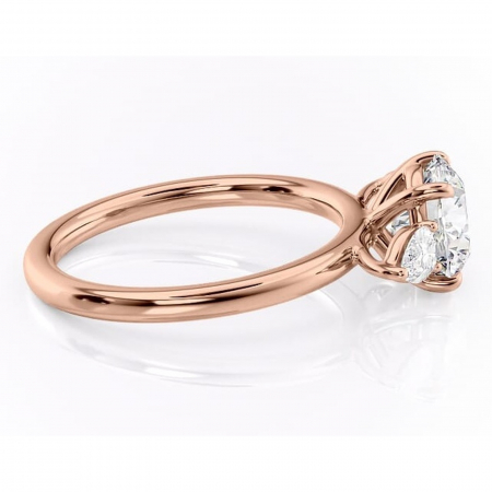 Inel de logodnă Blanche din aur Rose 14kt cu moissanite tăietură rotundă – Montură cu trei pietre rafinată pentru profil înalt | Personalizează și configurează gratuit online [1]
