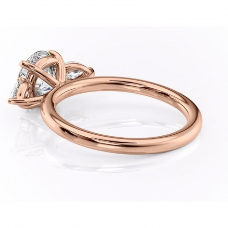 Inel de logodnă Blanche din aur Rose 14kt cu moissanite tăietură rotundă – Montură cu trei pietre rafinată pentru profil înalt | Personalizează și configurează gratuit online [4]