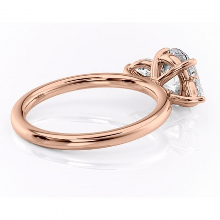 Inel de logodnă Blanche din aur Rose 14kt cu moissanite tăietură rotundă – Montură cu trei pietre rafinată pentru profil înalt | Personalizează și configurează gratuit online [2]