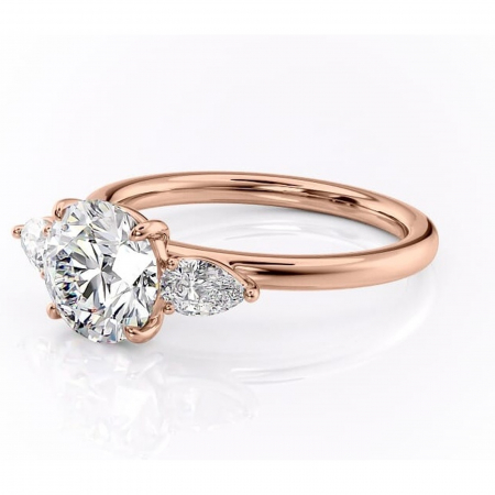 Inel de logodnă Blanche din aur Rose 14kt cu moissanite tăietură rotundă – Montură cu trei pietre rafinată pentru profil înalt | Personalizează și configurează gratuit online [6]